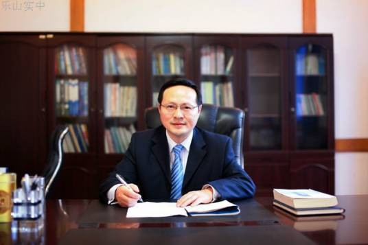 马强（中国乐山一职中党委书记、乐山一中副校长）