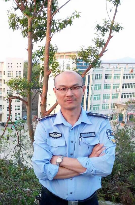 郑海潮（全国公安文联会员、广东省作家协会会员）