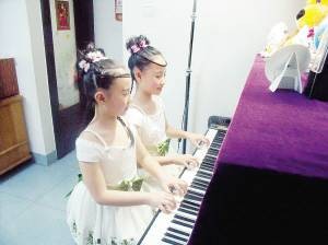 四手联弹（钢琴的一种表演形式）