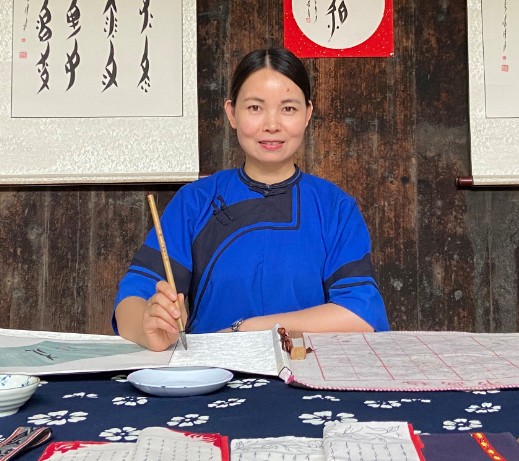 胡欣(湖南省永州市江永县女书生态博物馆讲解员、江永县旅游发展服务中心女书生态博物馆馆长、女书习俗传承人)