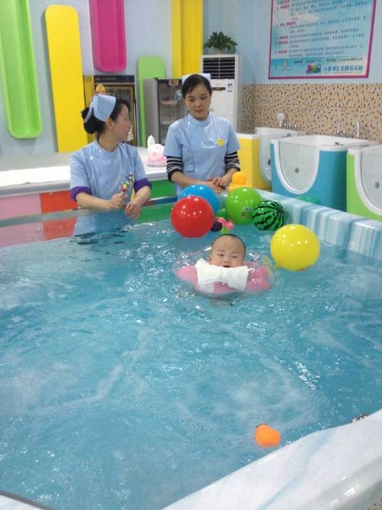 婴儿游泳