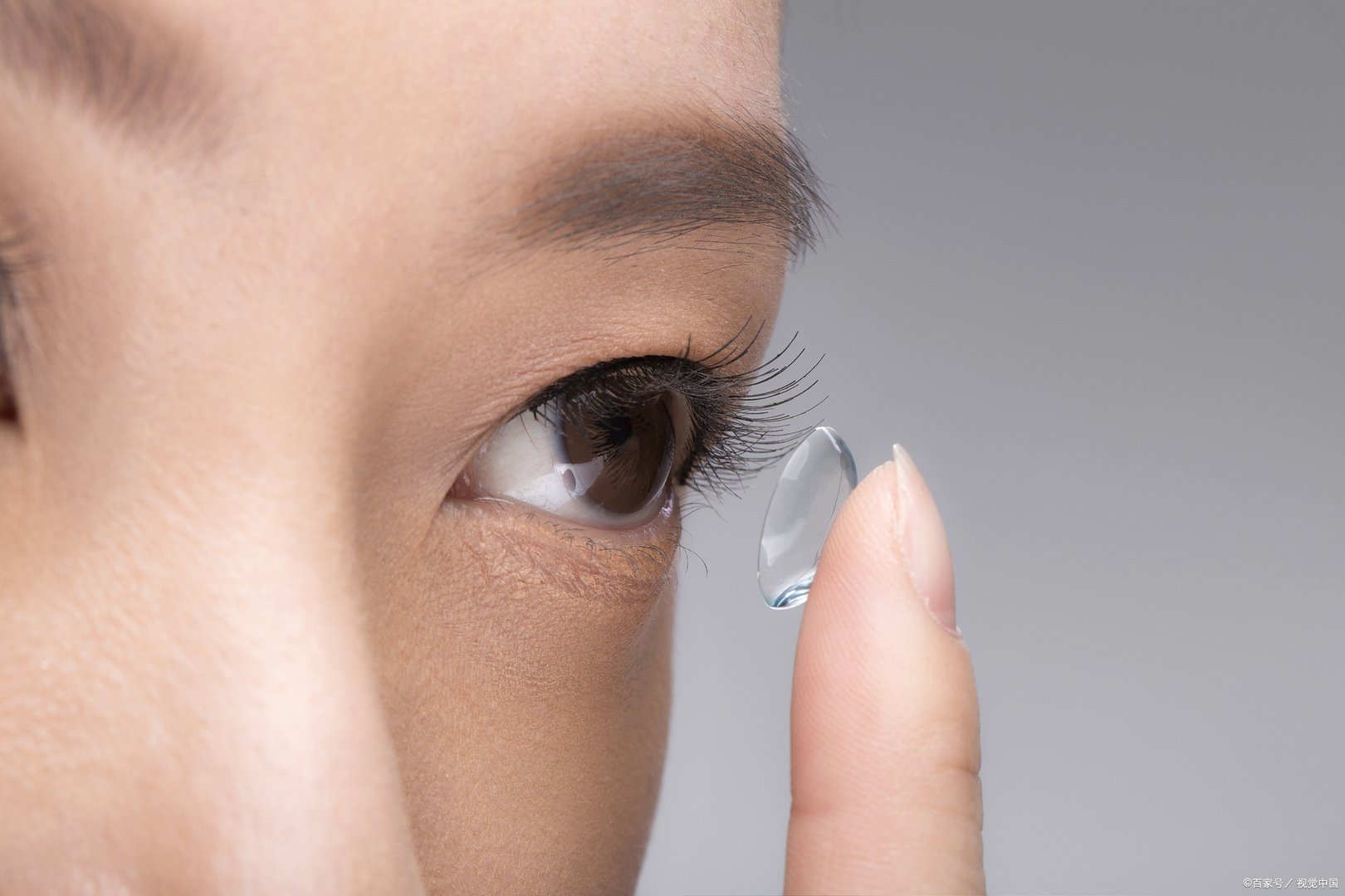 隐形眼镜日抛是什么意思?隐形眼镜干了泡开还能用吗?
