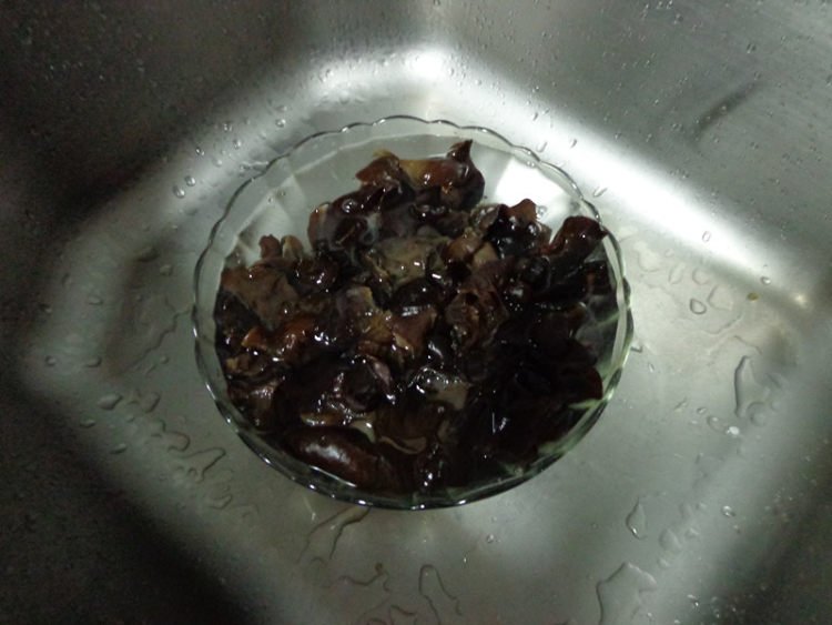 黑木耳是很多人爱吃的,木耳蘸辣根应该怎么做呢?
