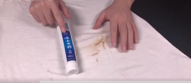 白衣服上沾上铁锈怎么清洗啊！