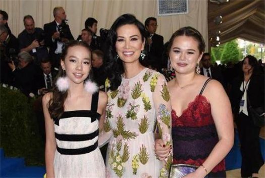 邓文迪那么多前夫,为何还有那么多精英人士甘愿做接盘侠?