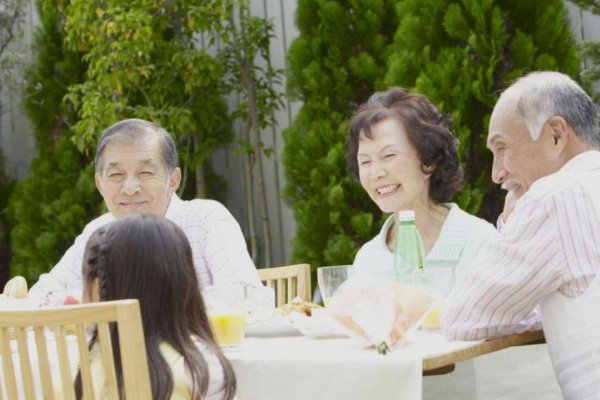 我第一次去男方家里，男方父母给我了1000元，少不少？