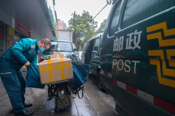 请问:邮政快递周六和周日照常送货上门吗?