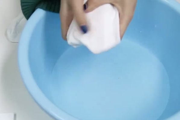 水晶泥弄到衣服上了怎么办都干在上面了