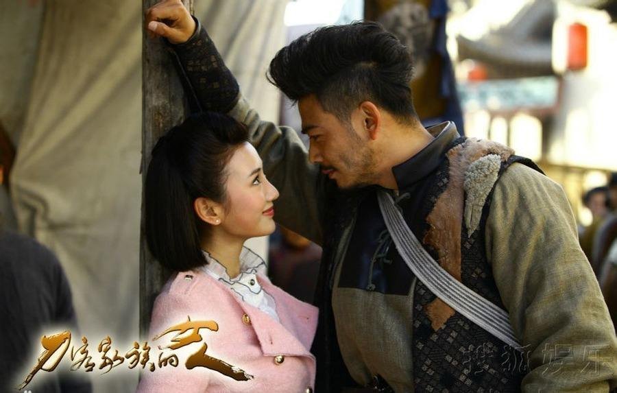刀客家族的女人不是葛大妮先怀枣生后来才被老八砸明火的吗?