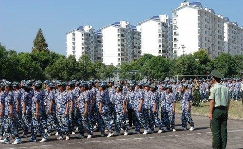 齐步行进时口令是什么？
