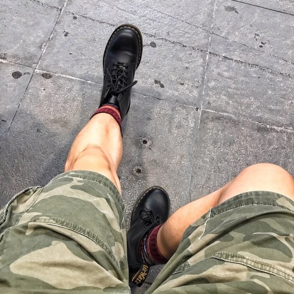 请问男生穿这种马丁靴怎么搭配