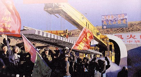 《把铁路修到拉萨去》这篇课文的段落大意和主要内容是什么?