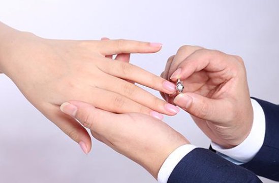 结婚戒指和订婚戒指一样吗？