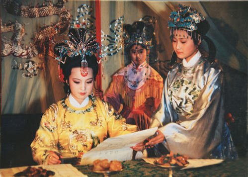 贾元春在《红楼梦》中,表现的性格是什么样的呢?