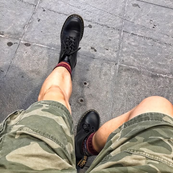 请问男生穿这种马丁靴怎么搭配