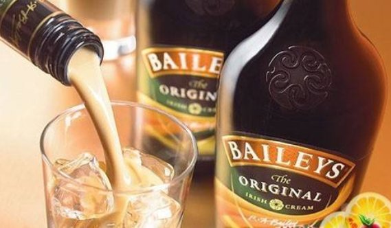 有一种乳白色的像牛奶一样颜色的酒是什么就呢?