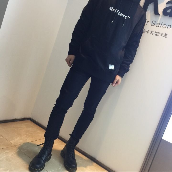 请问男生穿这种马丁靴怎么搭配