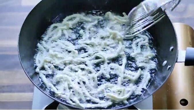“萨其马”是源自我国哪个民族的食品?