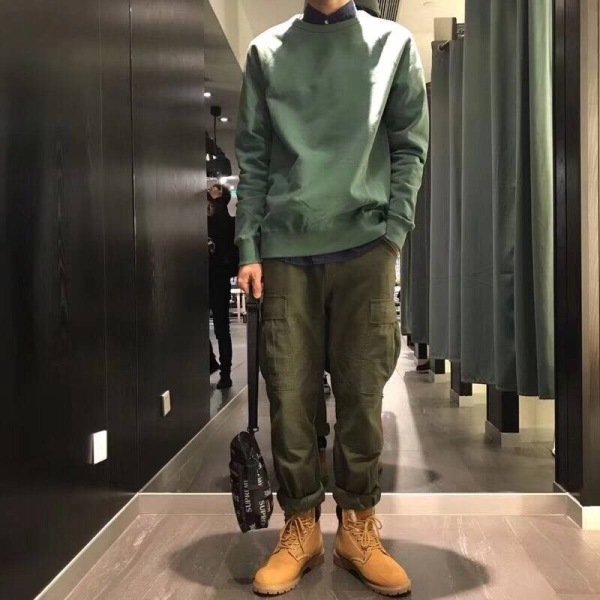 请问男生穿这种马丁靴怎么搭配