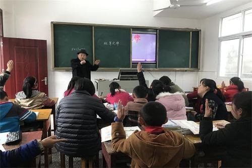 在现在的教育环境下,当一个小学老师是否很容易?