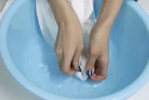 水晶泥弄到衣服上了怎么办都干在上面了