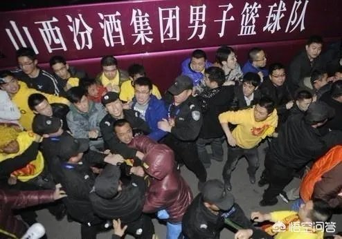 马布里当年在球员通道暴打山西队球迷被围堵大巴车,当时是怎么回事?
