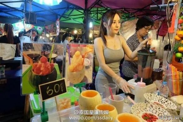 泰国“果汁西施”网络爆红 颜好身材棒才是卖水果利器
