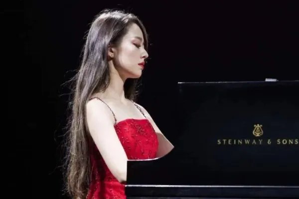 郎朗妻子吉娜产后晒照,扎丸子头细腰长腿少女感十足,产后的她状态如何?