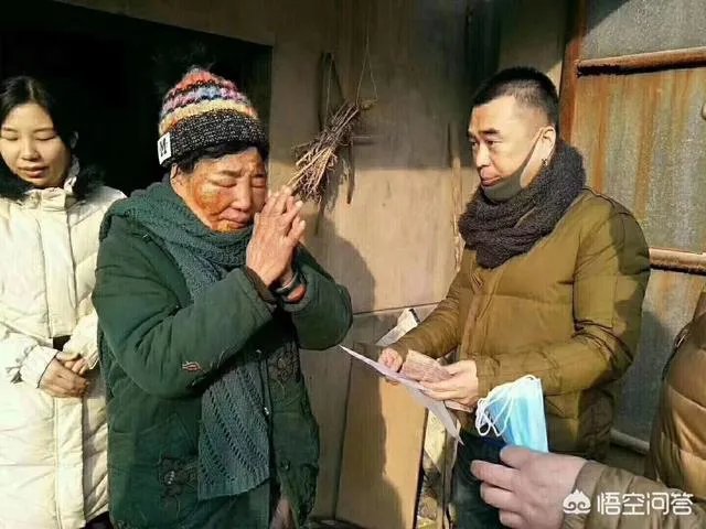 保定一老人卖房救助流浪狗,救助站不慎失火,为抢救狗狗烧伤半边脸,这个事你怎么看?