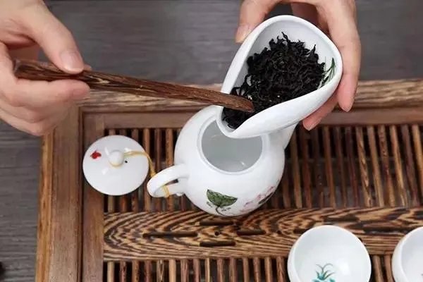 早晨起床空腹喝一杯绿茶，对人体有没有危害？