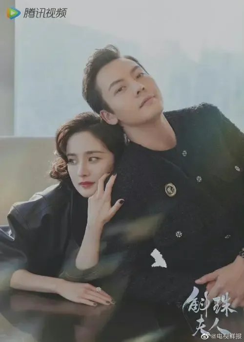 杨幂晒陈伟霆的绝美睡颜照,你觉得陈伟霆长得帅吗?