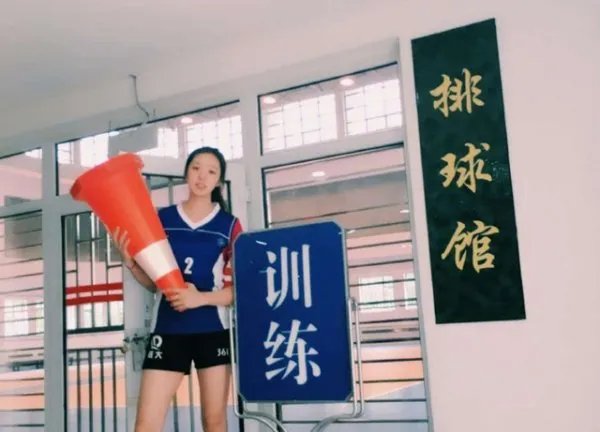 中国女排1米88女神,男友的身高2米,她是谁呢?