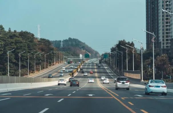 上高速时收费下高速假期免费怎么算  上高速不免费下高速免费收费吗