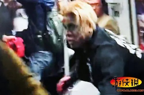 这里不是国外! 上海一男子地铁上扮僵尸作死被拘