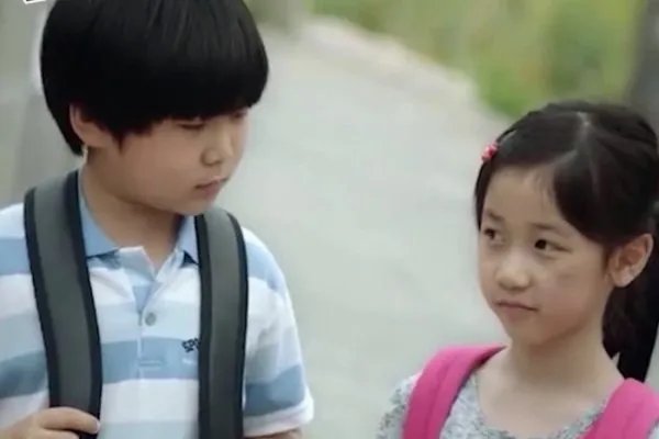 素媛案罪犯赵斗淳出狱回家画面曝光，为何他的手里一直握一个橘子？
