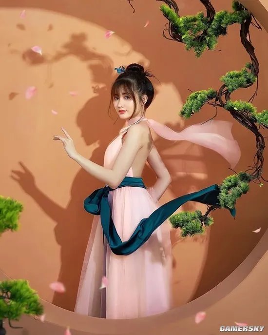可爱风嫩模兼具好身材 00后越南Tiktok第一正妹