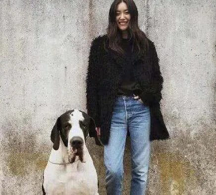 刘雯解约蔻驰后获国人力挺,18线小厂家愿花百万邀请其代言,后来如何?