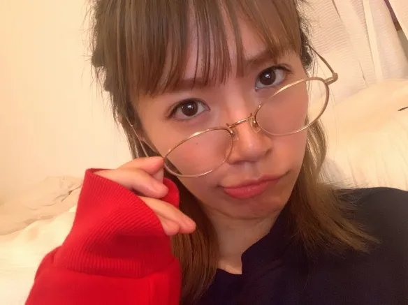 散发轻熟性感的魅力!号称日本“魔鬼上围”菜乃花!