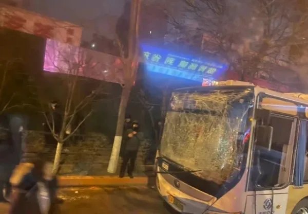 沈阳一公交车发生爆炸，有人员受伤，导致爆炸的原因是什么？