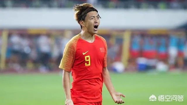国足最新一期大名单出炉，锋线上有三名中锋，艾克森会再一次被安排到边路位置上吗？