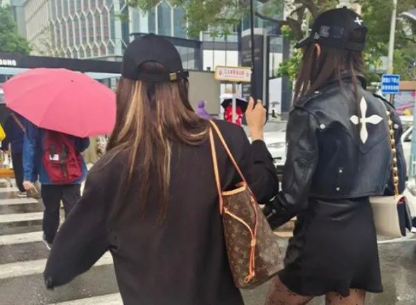 关晓彤逛街被偶遇，路人镜头下的她状态如何？