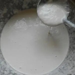 小摊上做鸡蛋饼的步骤