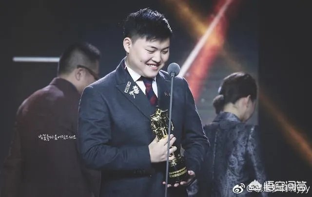 Uzi直播间再现神级自黑“害怕我去洗澡?”卷毛听得都一阵无语!你怎么看?