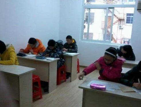 河北女子在家办补习班致多人阳性被刑拘,她违反了哪些法律规定?