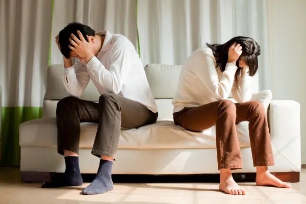 南宁男子回家发现有男人躲在衣柜，妻子辩称是维修工，当时男主人有何反应？