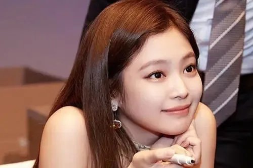 jennie春游照超甜，你最喜欢哪种风格的她？