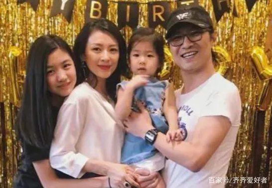 章子怡晒出全家福，儿子正面照首次曝光，你作何评价？