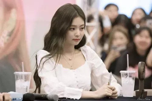 jennie春游照超甜,你最喜欢哪种风格的她?