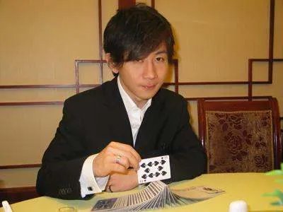2013年王力宏冲到春晚后台,怒甩刘谦耳光,当年到底发生了什么?