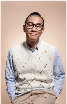陈小春在张智霖的婚礼上比了x手势,为什么陈小春这么做呢?